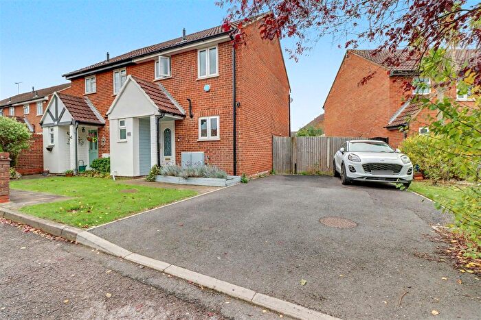 3 Bedroom Semi-Detached House For Sale In Roding Way, Wickford, SS12