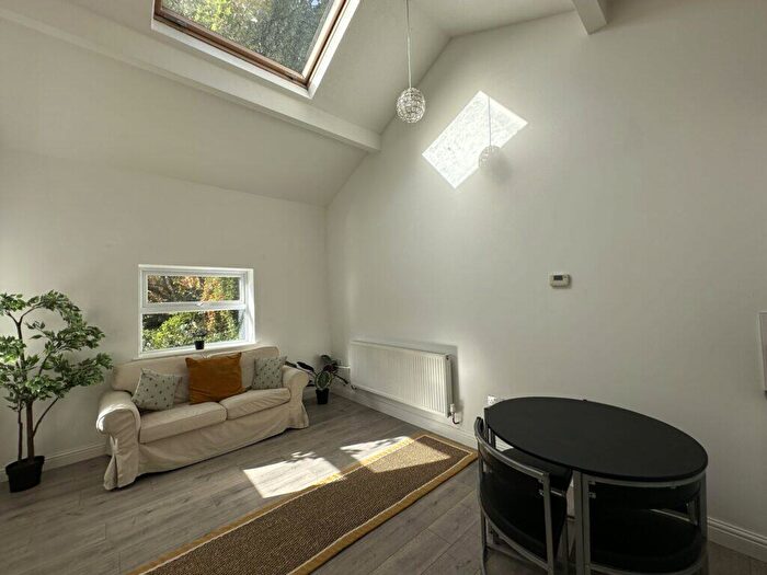 1 Bedroom Flat To Rent In Cresswell Grove Flat - Didsbury, M20