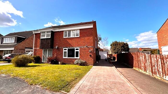 3 Bedroom Semi-Detached House For Sale In Holmesland Drive, Botley, Southampton, SO30