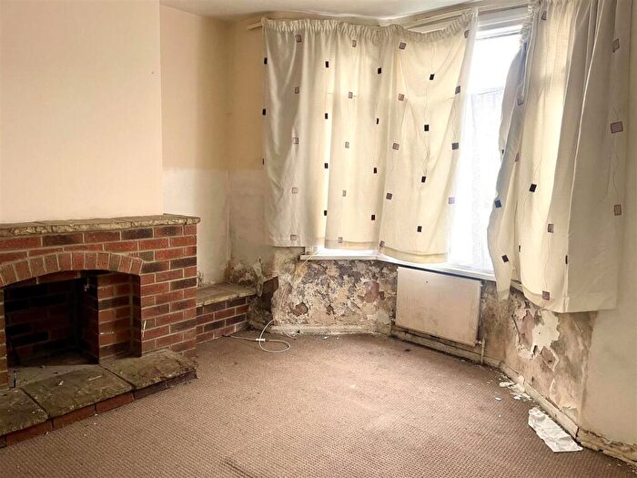 3 Bedroom Terraced House For Sale In Manchester Road, Swindon, SN1