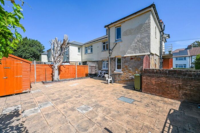 2 Bedroom Flat For Sale In Cedar Grove, South Ealing, London, W5