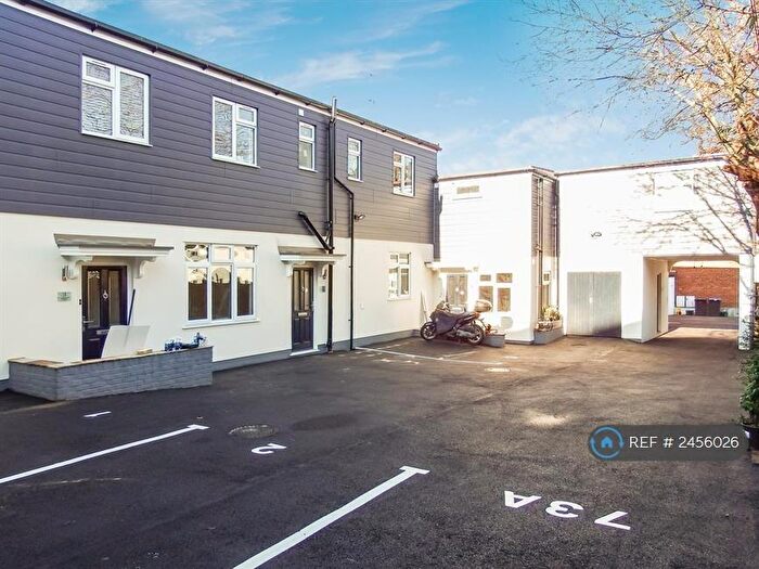 2 Bedroom Flat To Rent In Oaktree Court, Woking, GU21