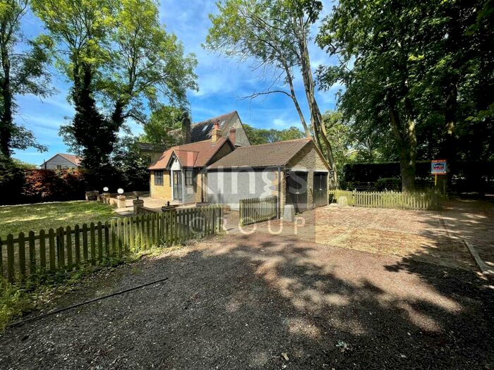 3 Bedroom Semi-Detached House For Sale In Pynest Green Lane, Waltham Abbey, EN9