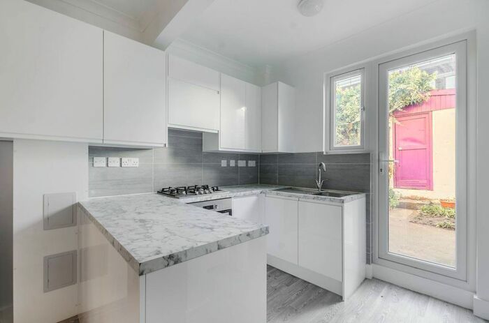 3 Bedroom Maisonette To Rent In Collingbourne Road, Shepherd's Bush, London, W12