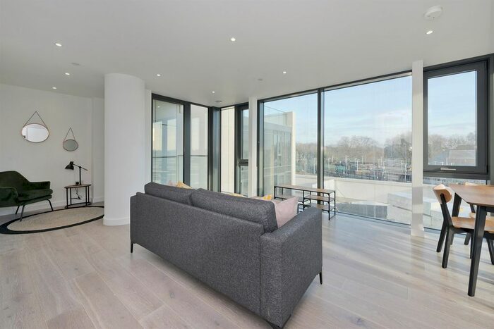 2 Bedroom Flat To Rent In East Tower, City North Place N4