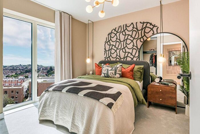 2 Bedroom Flat For Sale In North Gate Park, Harringay, London, N15