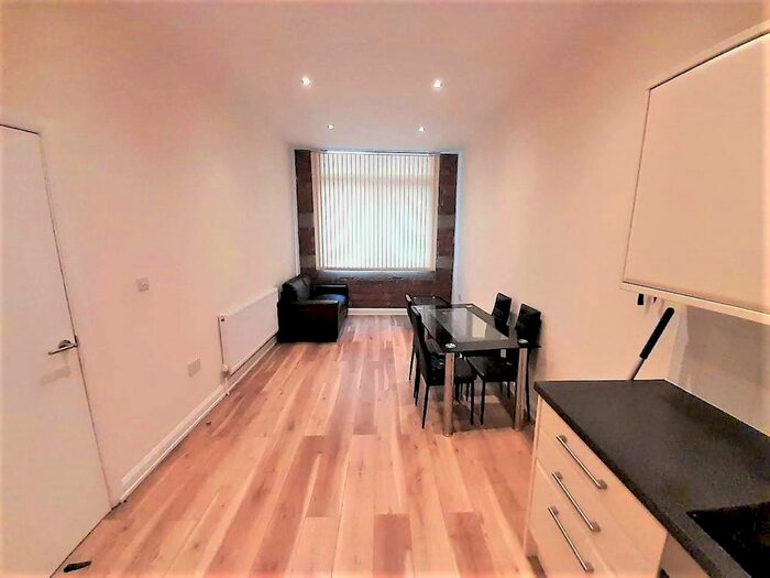 2 Bedroom Flat To Rent In Canal Road, Bradford, BD1