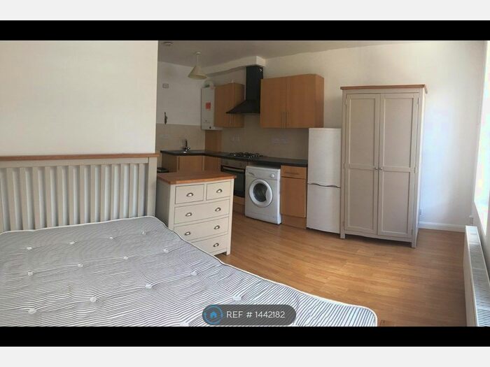 Studio To Rent In Stoke Newington High Street, London, N16