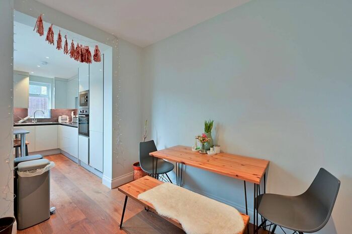 3 Bedroom Flat To Rent In Upper Richmond Road, Putney, London, SW15