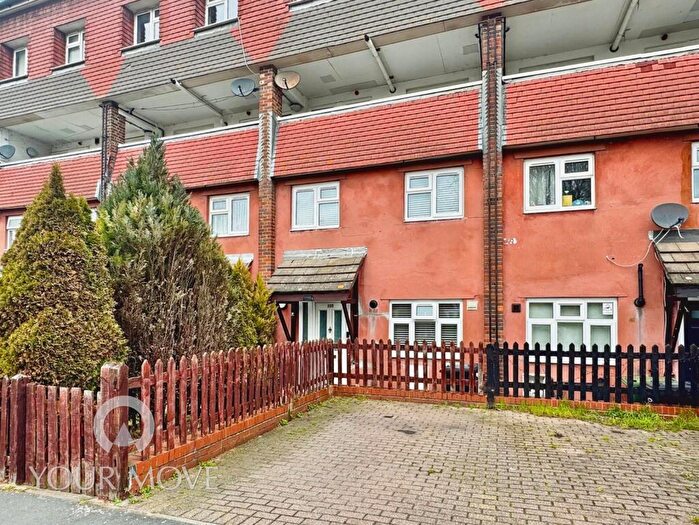 3 Bedroom Maisonette For Sale In Alamein Gardens, Dartford, Kent, DA2
