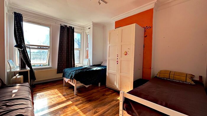 3 Bedroom Flat To Rent In West Hendon Broadway, London, NW9