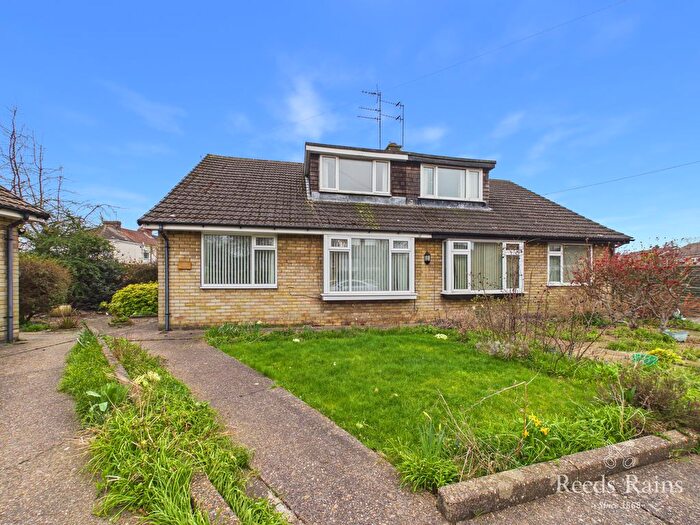 3 Bedroom Semi-Detached Bungalow For Sale In Inglemire Lane, Hull, HU6