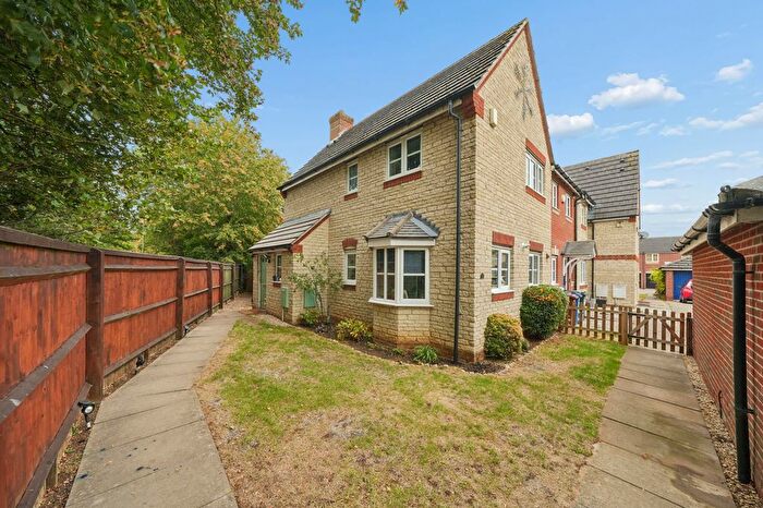 3 Bedroom End Of Terrace House For Sale In Bryony Road, Bicester, OX26