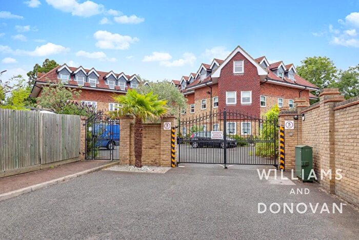 2 Bedroom Flat For Sale In High Road, South Benfleet, SS7