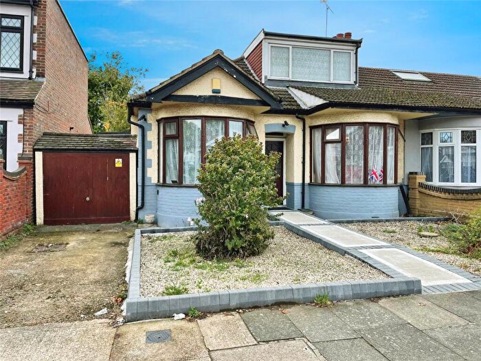 4 Bedroom Bungalow For Sale In Randall Drive, Hornchurch, RM12