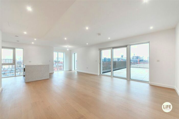 3 Bedroom Flat To Rent In Parrs Way, London, W6