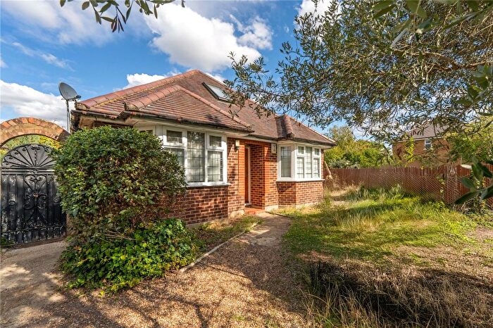 3 Bedroom Bungalow For Sale In Hanworth Road, Hampton, TW12