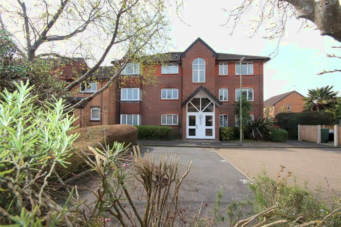 2 Bedroom Flat To Rent In Charing Close, Ringwood, Hampshire, BH24