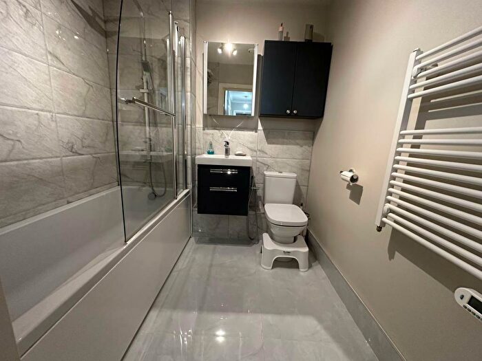 2 Bedroom Apartment To Rent In Slough, Berkshire, SL1