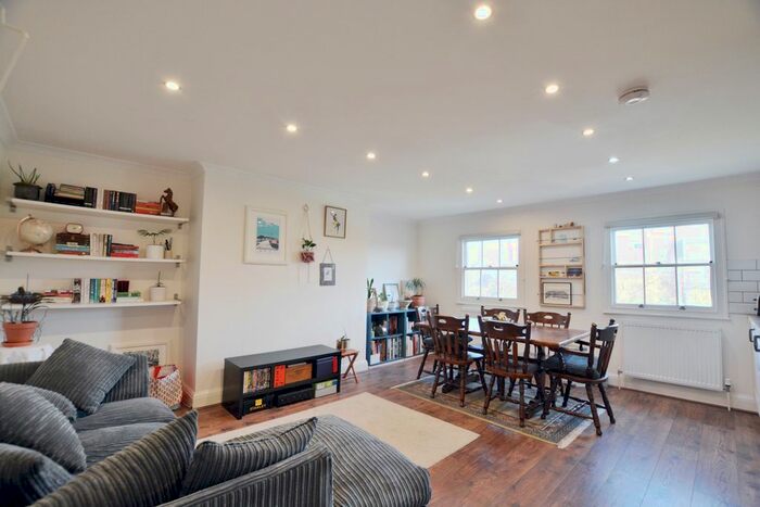 2 Bedroom Flat To Rent In Hillingdon Road, Uxbridge, UB10