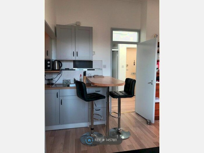 2 Bedroom Flat To Rent In Broughton Drive, London, SW9