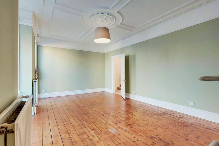 4 Bedroom Flat To Rent In Parsons Green Lane, Parsons Green, London, SW6