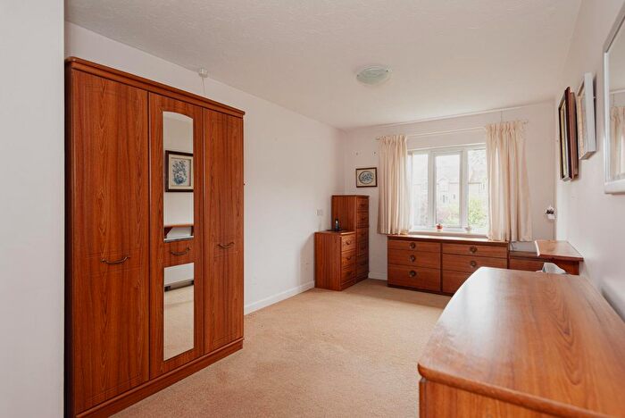 2 Bedroom Flat To Rent In Belmont Road, Leatherhead, KT22