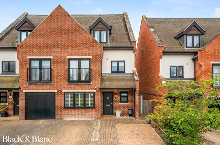 5 Bedroom Semi-Detached House For Sale In Albertine Grove, West Wickham, BR4