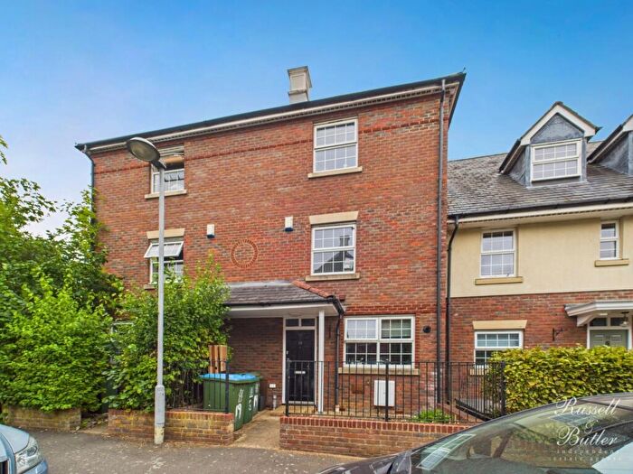 4 Bedroom Town House For Sale In Bernardines Way, Buckingham, Buckinghamshire, MK18