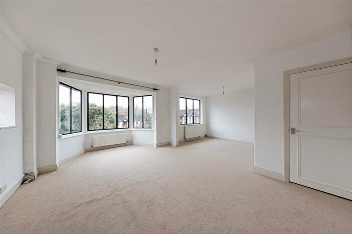 2 Bedroom Flat For Sale In Forest Court, Wanstead, E11