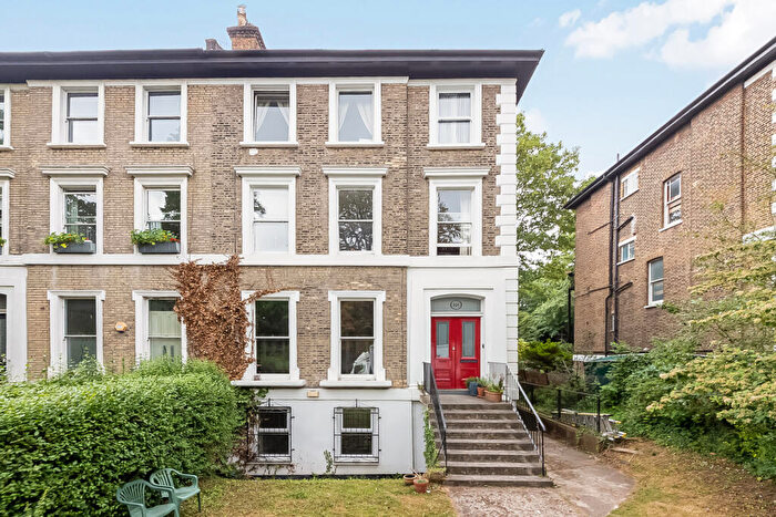 2 Bedroom Apartment For Sale In Thicket Road, London, SE20