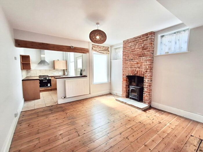 2 Bedroom Cottage To Rent In East Street, Westbourne, PO10