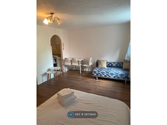 Studio To Rent In King George's Avenue, Watford, WD18