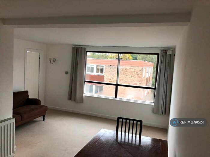 2 Bedroom Flat To Rent In West Point, Kent, BR2