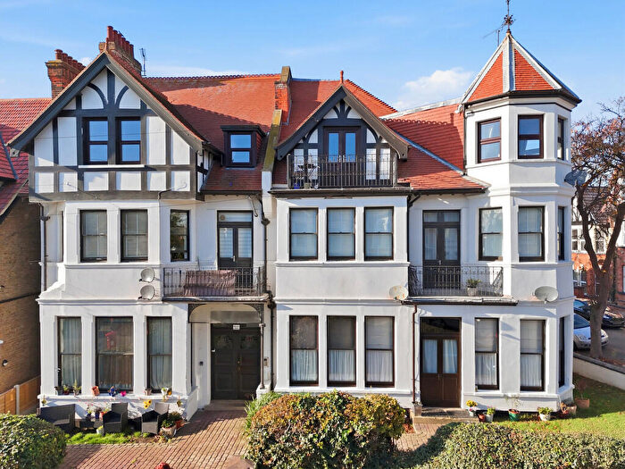 2 Bedroom Apartment For Sale In Westcliff Avenue, Westcliff-on-Sea, SS0