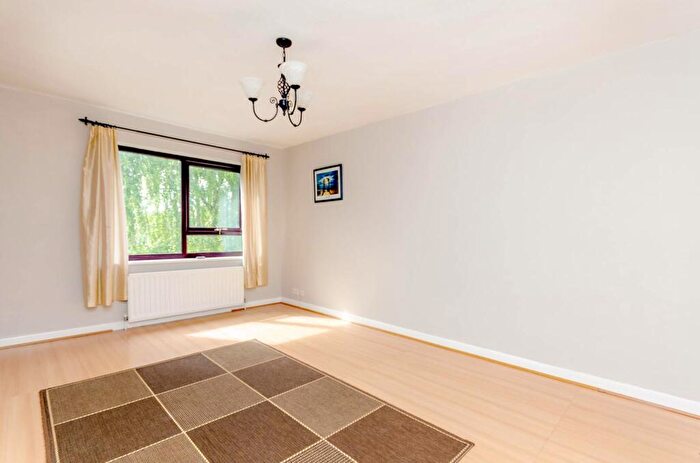 1 Bedroom Flat For Sale In Mulberry Court, Merrow, Guildford, GU4