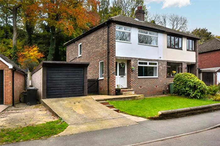 3 Bedroom Semi-Detached House For Sale In Oxford Drive, Kippax, Leeds, LS25