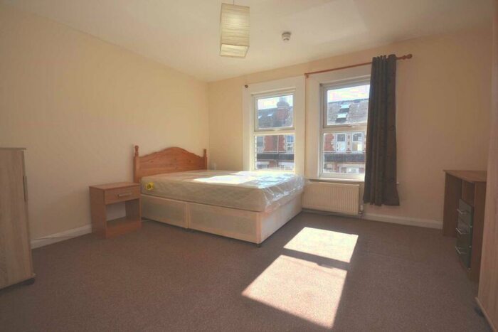 6 Bedroom House To Rent In Grange Avenue, University Area, RG6