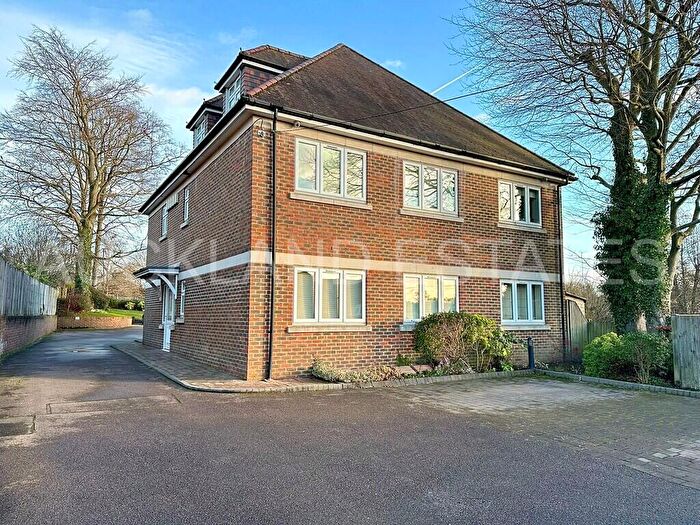 2 Bedroom Flat To Rent In Bluebridge Road, Brookmans Park, AL9