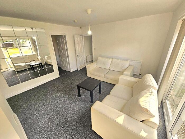 1 Bedroom Flat To Rent In Elsmore Road, Followfield, Manchester, M14