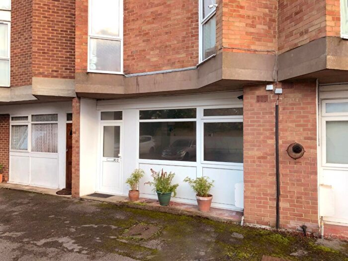 1 Bedroom Flat For Sale In Colleton Drive, Twyford, Reading, Berkshire, RG10