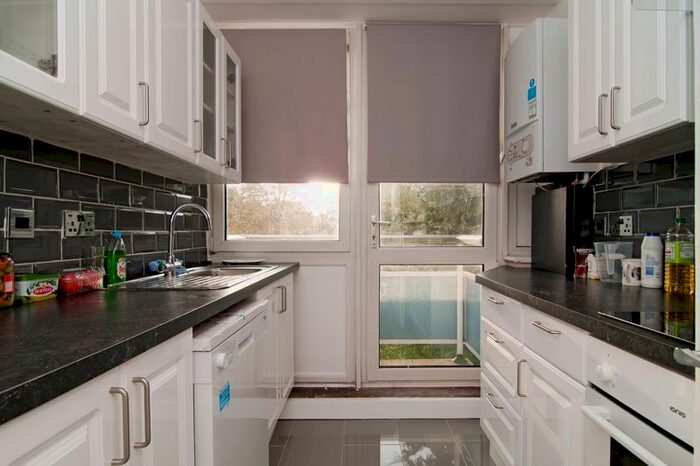 4 Bedroom Flat To Rent In Petersfield Rise, London, SW15