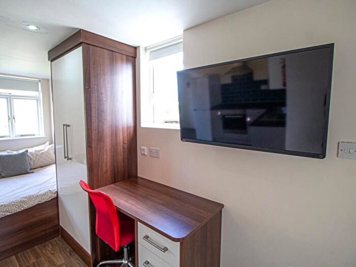 Apartment To Rent In Apt, Clarendon House #, LS2