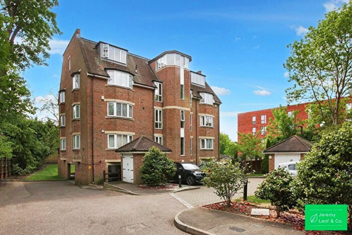 2 Bedroom Apartment For Sale In Hoptree Close, London, N12