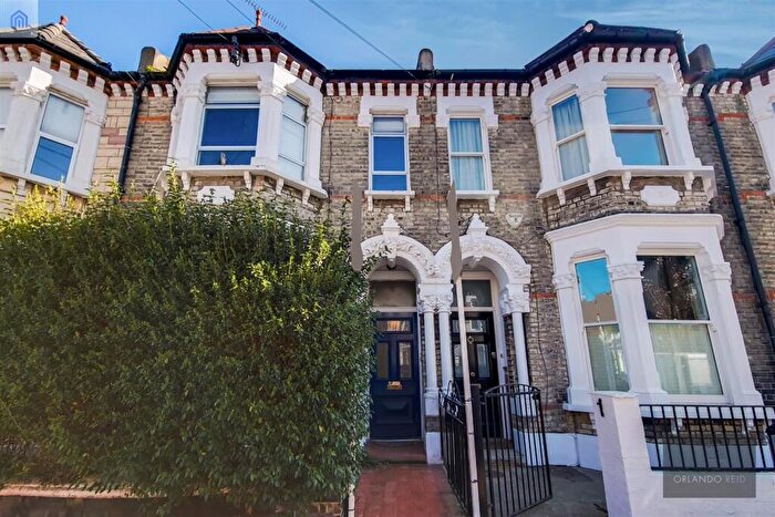 1 Bedroom Apartment For Sale In Thirsk Road, Battersea, SW11