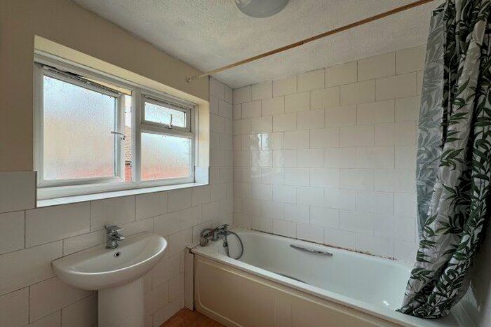 1 Bedroom Flat To Rent In South Road, Hailsham, BN27