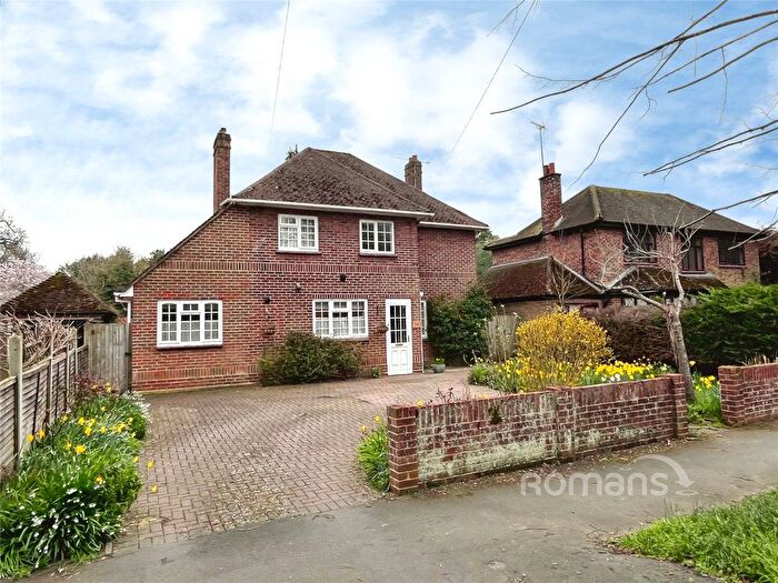 3 Bedroom Detached House For Sale In Boundary Road, Farnborough, Hampshire, GU14