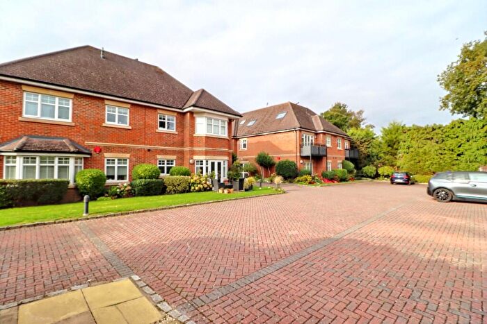 2 Bedroom Flat To Rent In New Zealand Avenue, Walton-On-Thames, Surrey, KT12