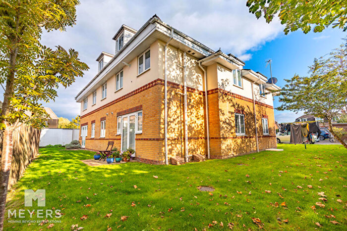 2 Bedroom Flat For Sale In Daisy Close, Poole, BH15