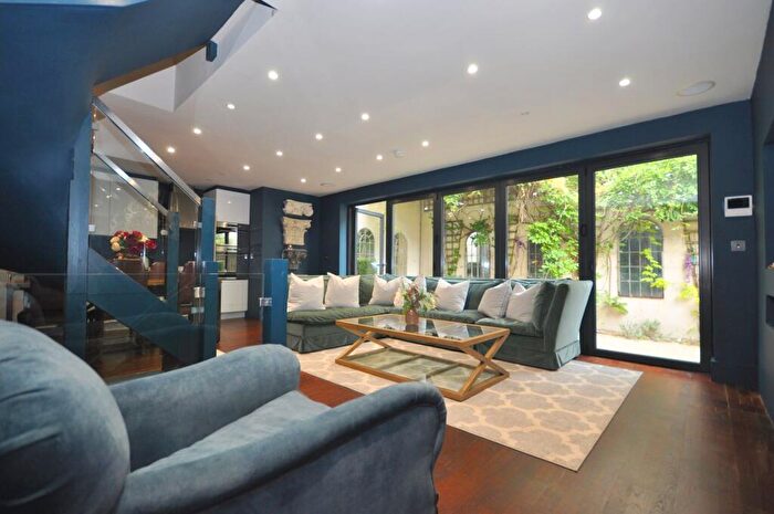 3 Bedroom Town House To Rent In Bath Road, Cheltenham, GL53